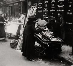 Vente de bois de chauffage dans la rue, 1917