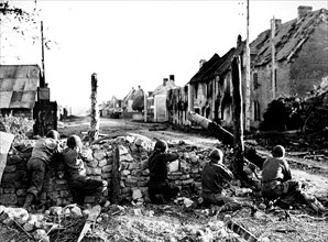 Normandy landings, American soldiers behind barricades (1944)
