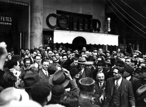 Sortie de Léon Blum après une réunion du Parti socialiste SFIO à Paris, 1936