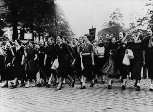 Manifestation de femmes au Mur des fédérés à Paris en 1936