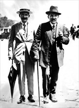 Les députés communistes, Marcel Cachin (à droite) et André Marty, arrivant à Versailles pour les élections présidentielles