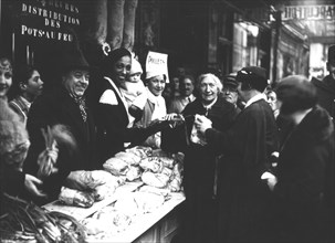 During the crisis, Joséphine Baker helping with the distribution of commodity foods (1932)