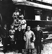 Rethondes : Devant le wagon où a été signé l'armistice du 11 novembre 1918