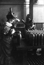 Femme française au travail dans une usine d'obus, Première Guerre Mondiale