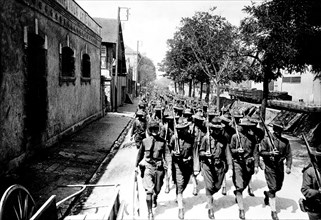 Soldats américains gagnant leur camp à travers les rues de Saint-Nazaire, 1917