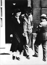 Irène Joliot-Curie à sa sortie de l'hôtel Matignon en 1936