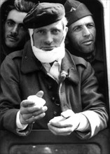 Un soldat français et deux de ses camarades, venant de Dunkerque, reçoivent une collation après leur débarquement en Angleterre (1940)