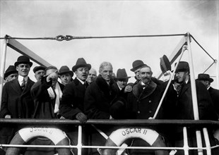 Henry Ford et les membres de son parti de la paix sur le pont du bateau "Oscar II" en partance pour l'Europe