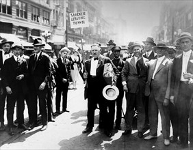 Manifestation contre O. D. Dykeman qui a fait des remarques contre la Croix-rouge, 1918