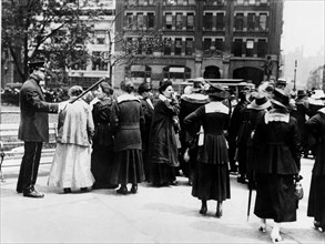 Manifestation féminine contre la guerre à New-York, 1918