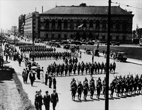 1er régiment des volontaires de l'artillerie lourde marchant en direction du port de Boston, 1917