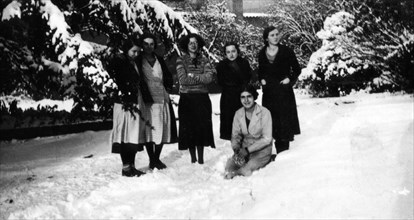 Simone Weil (1909-1943), professeur de philosophie, avec quelques élèves