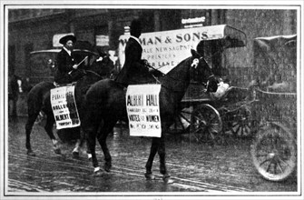 Parade équestre de femmes dans les rues de Londres appelant à un meeting des suffragettes à l'Albert Hall