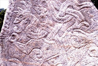 Pierre runique destinée au culte des ancêtres, avec sculpture d'un dragon (Danemark, 983)