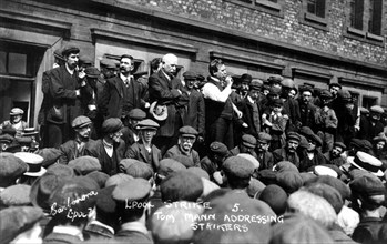 Tom Mann addressing the strikers at Liverpool (1906)