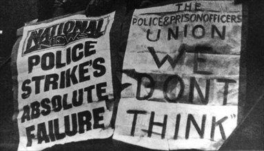 Affiches pendant la grève de la police à Londres (1919)