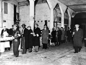 L'Armée du Salut nourrit les chômeurs pendant la Grande crise