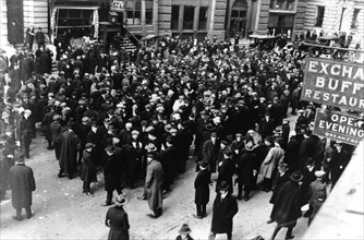 Crowd gathered in front of the New York Curb Exchange Building