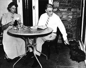 Le président Roosevelt et sa femme dans leur maison de Hyde Park