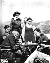 Lénine, hôte de Maxime Gorki à Capri, joue aux échecs avec A. Bogdanov