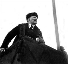 Novembre 1918, Moscou, place Rouge. Lénine prononce un discours à l'occasion du 1er anniversaire de la grande révolution d'Octobre
