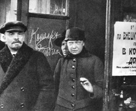 6 mai 1919, Moscou. Lénine et N.K. Kroupskaïa quittent la maison des syndicats après la séance du congrès de l'enseignement extra-scolaire