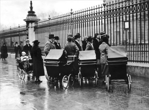 British citizens gathering in front of Buckingham Palace after the announcement of the death of King George V (January 1936)