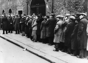 Londres, des chômeurs font la queue devant une soupe populaire dans Victoria Street (1934)