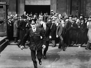 London, panic in front of a bank after announcement of the new exchange rate (1932)