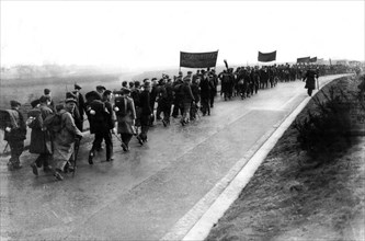 Marche de chômeurs venus de toutes parts et se dirigeant vers Hyde Park, à Londres (1934)