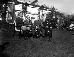 Conférence de Casablanca. De gauche à droite : le général H. Giraud, le président Roosevelt, le général De Gaulle et Winston Churchill (janvier 1943)