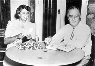 1941, le Président Franklin Delano Roosevelt et sa femme sur la véranda de leur maison de Hyde Park
