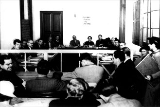 Mexico. Chez Diégo Rivera, une commission chargée de l'enquête sur les charges dont Moscou accuse Trotski (assis à gauche). Face à la caméra, le professeur John Dewey qui dirige la commission