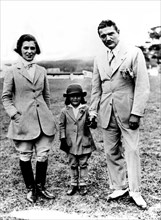 Jacqueline Bouvier-Kennedy, à l'âge de 5 ans, entre son père et sa mère lors d'une compétition hippique