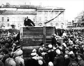 6 mai 1920, Moscou, place du théâtre. Lénine s'adresse aux unités qui partent au front pour combattre les polonais blancs