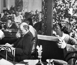 Moscou. IIIème Congrès de l'Internationale communiste. Lénine écoute les allocutions. Brodski fait le portrait de Lénine