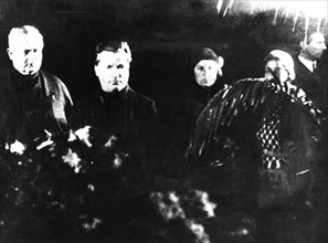 Lehoukidzé et Sergei Kirov devant le corps de Nadia, la femme de Staline