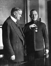 Herbert Hoover, ministre du Commerce, décernant une médaille au capitaine N.C. Manyon