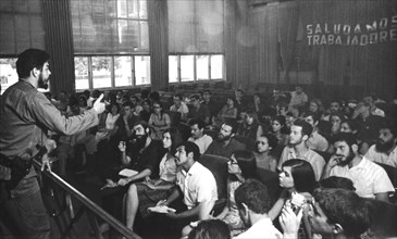 Au ministère de l'industrie, débat entre Che Guevara et des étudiants américains