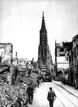 American soldiers near the cathedral of Ulm, amidst the ruins