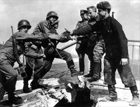 American and Russian soldiers joining on the Elbe bridge, at Torgau