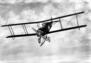 L'avion "Avro 504". Premier vol en 1913. L'"Avro 504" fut utilisé comme avion-pilote jusqu'en 1928 par la Royal Air Force