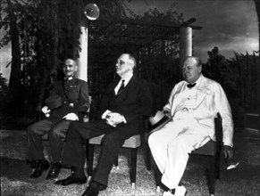 Conférence du Caire. Tchang Kai Shek, Franklin D. Roosevelt, Winston Churchill, dans les jardins de la villa Alexander Kirk près de l'hôtel Mena