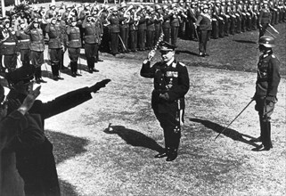 Hermann Göring, chef de la Luftwaffe, passe en revue les troupes autrichiennes