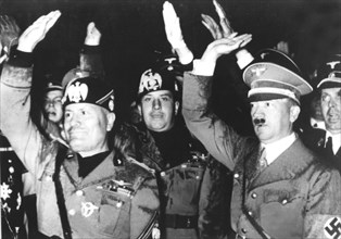 1937, Berlin. Mussolini, Ciano et Hitler