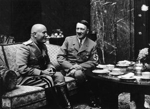 1937, Munich. Mussolini et Hitler prenant le thé