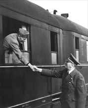 23 ou 24 avril 1944, à la gare, Hitler dit au revoir à Mussolini