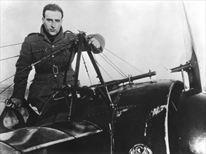 France. L'aviateur Navarre dans son appareil de combat. Photo Rol