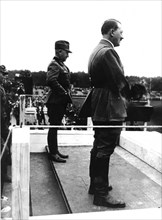 Congrès de Nuremberg. Hitler et Hierl regardent défiler les travailleurs