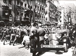 Congrès de Nuremberg. Hitler, en voiture, salue ses troupes